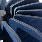 Lampa wisząca Mula D45 w kolorze czarnym i granatowym, wykonana z teksturowanego materiału. Ujęcie zbliżeniowe na detale klosza, ukazujące faliste krawędzie i centralny element mocujący. Idealna do nowoczesnych wnętrz.