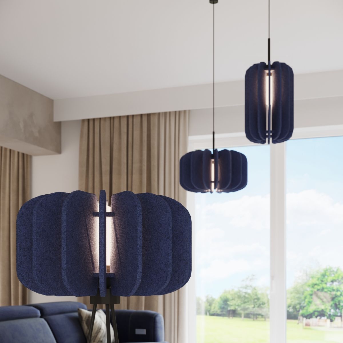 Lampa wisząca Mula D45 z czarnym i granatowym abażurem, zbudowana z materiału tekstylnego, o cylindrycznym kształcie. Widoczna jedna żarówka E27. Zawieszona w nowoczesnym wnętrzu, na tle zasłon i okna z widokiem na zewnątrz.