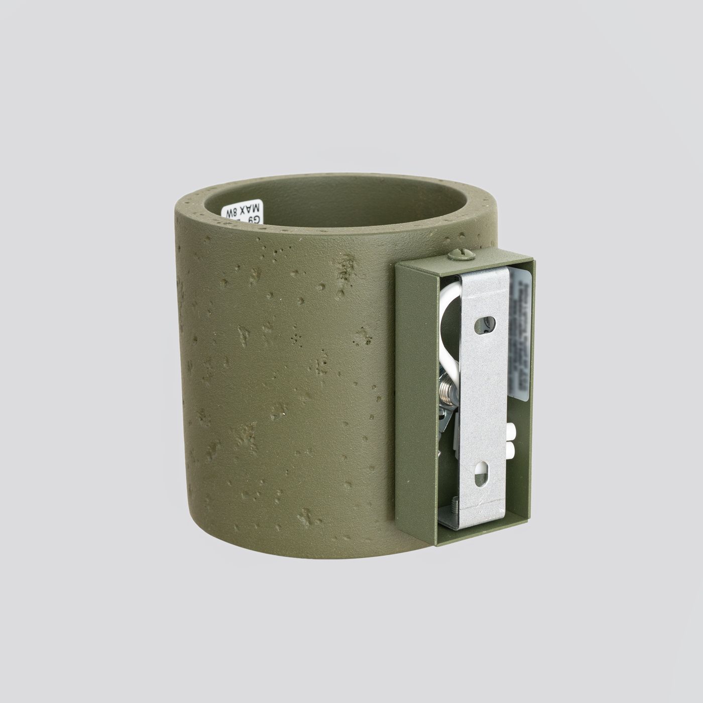 Kinkiet Orbis Beton 1xG9 w kolorze zielonej oliwki. Okrągła lampa betonowa z chropowatą fakturą, widoczny metalowy uchwyt z tyłu. Produkt prezentowany na szarym tle, skupiony na detalu i wykończeniu.