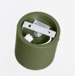 Lampa sufitowa Orbis Beton w kolorze oliwkowej zieleni, wykonana z betonu. Widok od góry, ukazujący wnętrze z miejscem na żarówkę GU10 oraz metalowym mocowaniem. Tekstura betonu jest widoczna, a krawędzie są gładkie.