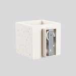 Kinkiet Quad Beton 1xG9 w kolorze beżowym, kwadratowy kształt z teksturą betonu, widoczny uchwyt montażowy z metalowym elementem. Produkt stoi na jednolitym tle, eksponując detal konstrukcji.