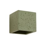 Kinkiet Quad Beton 1xG9 w kolorze zielonej oliwki, w kształcie prostokątnej bryły. Materiał betonowy z widoczną teksturą. Ujęcie frontalne, montowany na ścianie. Brak widocznych napisów lub logo.