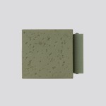 Kinkiet Quad Beton w kolorze zielonej oliwki, prostokątny, z fakturą przypominającą beton. Ujęcie z góry, pokazujące gładką powierzchnię oraz boczną krawędź. Idealny do nowoczesnych wnętrz.