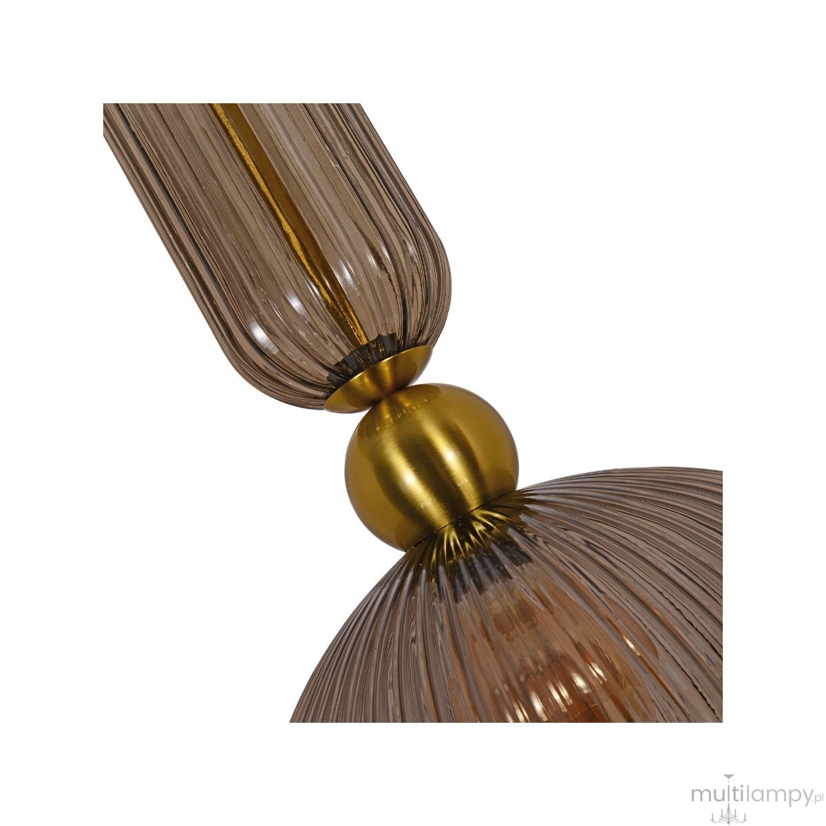 Lampa wisząca Piega D30 z jednym gniazdem E27, wykonana z dymionego szkła i elementów w kolorze patyny. Widoczne detale to żłobienia na szkle oraz złoty, kulisty mocownik. Ujęcie z boku, ukazujące połączenie elementów.