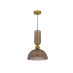 Lampa wisząca Piega D30 z kloszem dymionym i złotą podstawą. Ma cylindryczny element u góry oraz zaokrąglony klosz z pionowymi żłobieniami. Zawieszona na cienkim przewodzie, idealna do nowoczesnych wnętrz. Wymaga żarówki E27.
