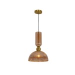 Lampa wisząca Piega D30 w kolorze bursztynowym z metalowym elementem w patynie. W kształcie cylindrycznym u góry i półkulistym na dole, z wyraźnym żłobieniem. Zawieszona na czarnym przewodzie, montowana do sufitu. Wymaga żarówki E27.