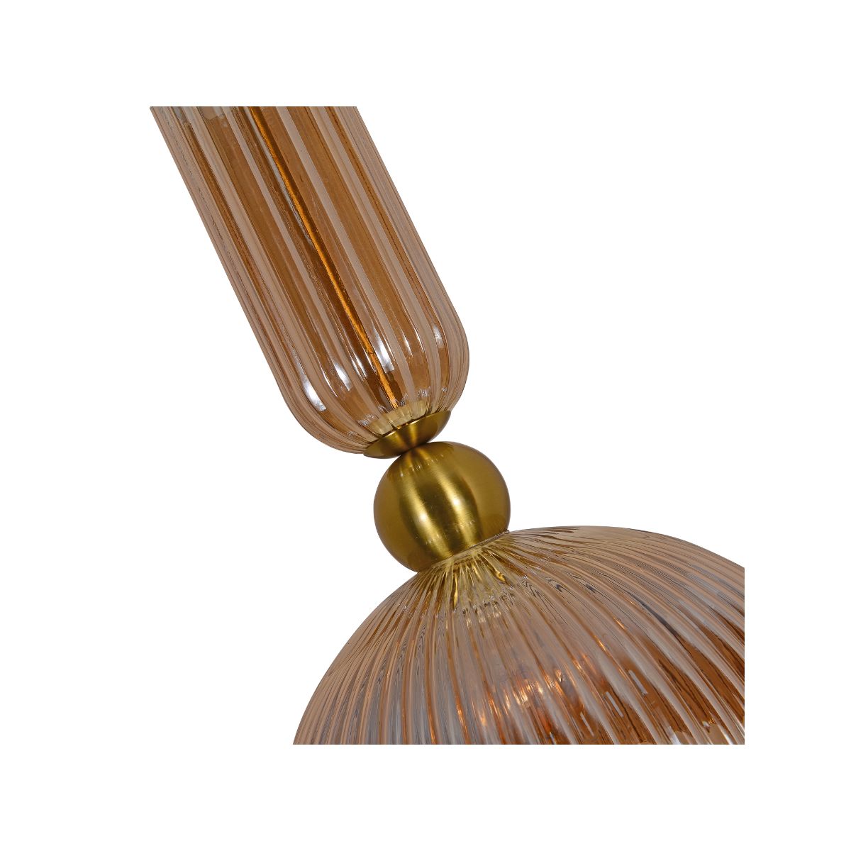 Lampa wisząca Piega D30 z kloszem w bursztynowym kolorze, wykonana z transparentnego szkła w pionowe prążki. Metalowe wykończenie w kolorze patyny. Ujęcie z góry, ukazujące detal mocowania i kształt klosza. Idealna do nowoczesnych wnętrz.