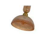 Lampa wisząca Piega D30 z kloszem w bursztynowym kolorze, wykonana z przezroczystego szkła z wyczuwalną teksturą. Zawieszona na złotym mocowaniu, z miejscem na żarówkę E27. Ujęcie z dołu, ukazujące szczegóły klosza.