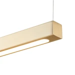 Lampa wisząca Beam 80 w kolorze złotym, wykonana z metalu. Posiada prostokątny kształt z wbudowanym oświetleniem LED 2x8W, 4000K. Zawieszona na cienkim przewodzie, z widocznym detalem świetlnym wzdłuż boku.