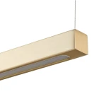 Lampa wisząca Beam 80 w kolorze złotym, wykonana z metalu. Posiada dwie diody LED o mocy 8W, temperaturze barwowej 4000K. Ujęcie z boku, pokazujące prostokątny kształt i matową fakturę. Zawieszona na cienkich linkach.