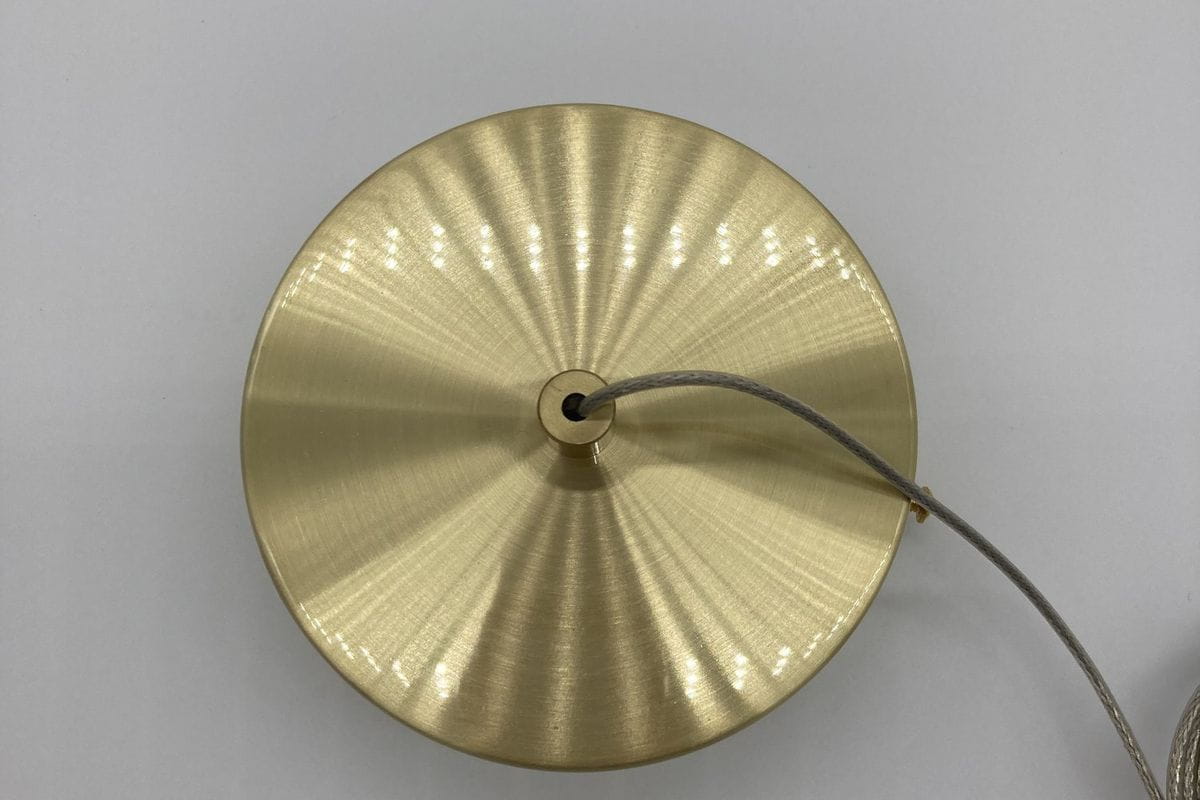 Złota lampa wisząca Beam 80 o średnicy 80 cm, z dwoma źródłami LED 8W, 4000K. Widok z góry na okrągłą, błyszczącą podstawę z dekoracyjnym wykończeniem i przewodem w kolorze szarym.
