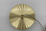 Złota lampa wisząca Beam 80 o średnicy 80 cm, z dwoma źródłami LED 8W, 4000K. Widok z góry na okrągłą, błyszczącą podstawę z dekoracyjnym wykończeniem i przewodem w kolorze szarym.