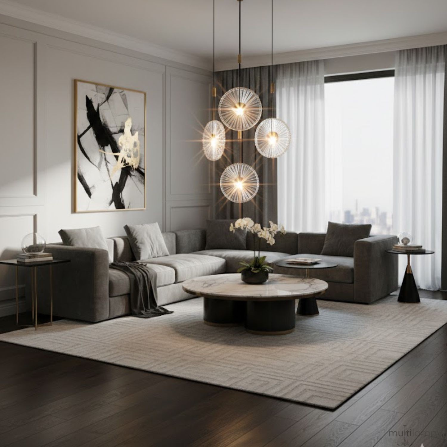 Lampa wisząca LED Sunblast 5W 3000K w złotym kolorze, składająca się z czterech okrągłych elementów. Ujęcie z dołu, zawieszona nad okrągłym stołem w nowoczesnym wnętrzu z jasnymi zasłonami i szarym sofą. Tło w stonowanych barwach.