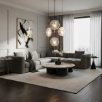 Lampa wisząca LED Sunblast 5W 3000K w złotym kolorze, składająca się z czterech okrągłych elementów. Ujęcie z dołu, zawieszona nad okrągłym stołem w nowoczesnym wnętrzu z jasnymi zasłonami i szarym sofą. Tło w stonowanych barwach.