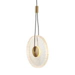 Lampa wisząca LED Sunblast 5W 3000K w kolorze złotym z okrągłym kloszem z przezroczystego szkła. Klosz o fakturze z promieniami, zawieszony na czarnym przewodzie. Widok z boku, podkreślający elegancki design i detale wykończenia.