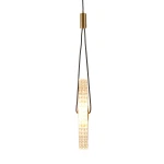 Lampa wisząca LED o mocy 5W, kolor złoty, z przezroczystym kloszem w formie pierścienia. Zawieszona na cienkim, czarnym przewodzie, prezentuje nowoczesny design. Źródło światła o temperaturze barwowej 3000K.
