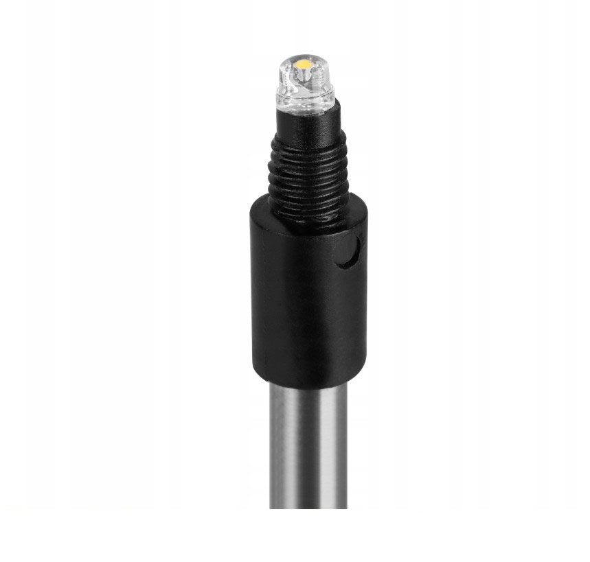 Dmuchawiec lampa solarna ogrodowa wbijana H76 LED, z metalowym słupkiem i przezroczystą głowicą LED na górze. Widoczny detal w górnej części lampy, z miejscem na wkręcenie źródła światła, umieszczona w pozycji pionowej.