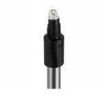 Dmuchawiec lampa solarna ogrodowa wbijana H76 LED, z metalowym słupkiem i przezroczystą głowicą LED na górze. Widoczny detal w górnej części lampy, z miejscem na wkręcenie źródła światła, umieszczona w pozycji pionowej.