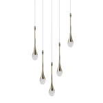 Lampa wisząca Dalma z pięcioma źródłami LED, o mocy 28W. Złote, smukłe klosze w kształcie kropli, zawieszone na cienkich linkach, tworzą elegancki efekt świetlny. Widoczny subtelny, przezroczysty detal na dolnej części kloszy.