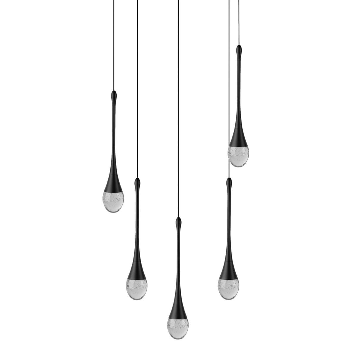 Lampa wisząca Dalma z pięcioma źródłami światła LED 28W w kolorze czarnym. Kształt lampy przypomina krople wody, z przezroczystymi elementami na końcach, zawieszona na cienkich linkach, tworząca nowoczesny efekt wizualny.