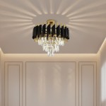 Lampa sufitowa Cristal 5xE14 w kolorze złotym z czarnymi detalami. Okrągła konstrukcja z kryształowymi zwisami tworzy efektowne refleksy na suficie. Montaż na suficie, w aranżacji wnętrza z jasnym tłem.