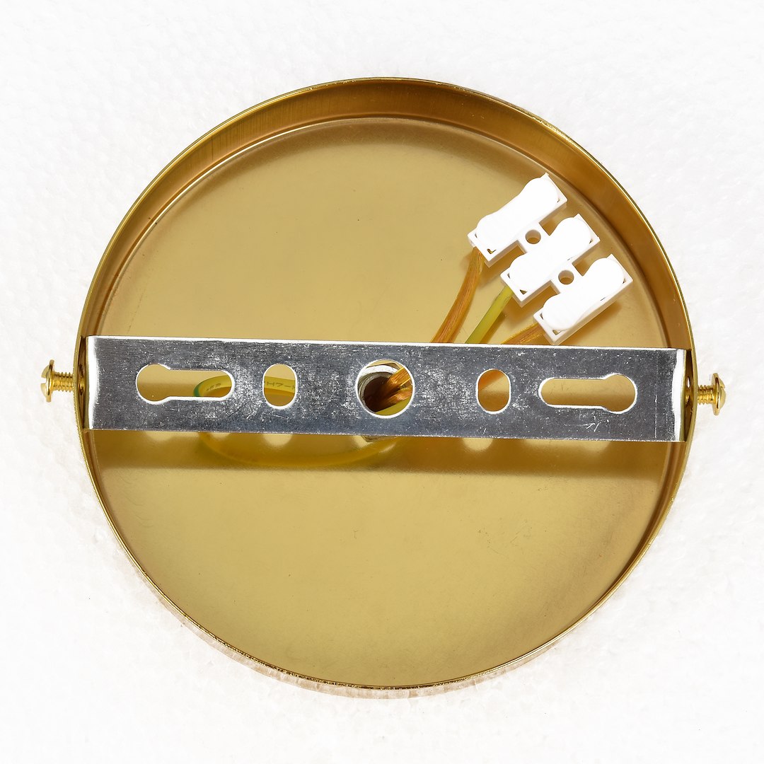 Złota lampa sufitowa Cristal z pięcioma gniazdami E14. Widok od spodu, z metalowym uchwytem montażowym i białymi złączkami elektrycznymi. Gładka, błyszcząca powierzchnia, okrągły kształt.