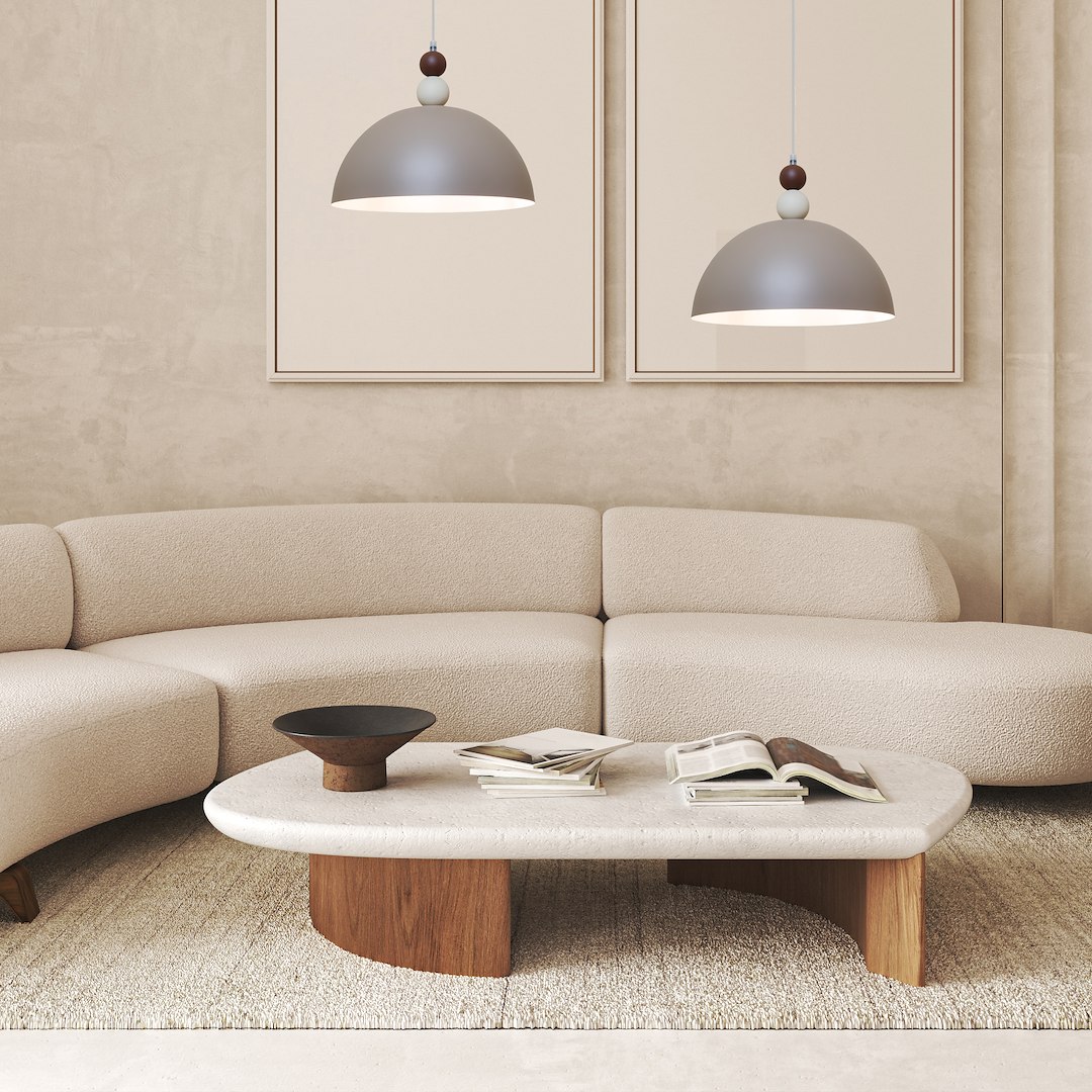 Lampa wisząca Bento 1xE27 w kolorze kaszmiru, z metalowym kloszem w kształcie półkuli i dekoracyjnymi elementami w odcieniach drewna. Zawieszona nad okrągłym stolikiem kawowym w nowoczesnym wnętrzu z jasnymi ścianami i miękką kanapą.