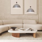 Lampa wisząca Bento 1xE27 w kolorze kaszmiru, z metalowym kloszem w kształcie półkuli i dekoracyjnymi elementami w odcieniach drewna. Zawieszona nad okrągłym stolikiem kawowym w nowoczesnym wnętrzu z jasnymi ścianami i miękką kanapą.