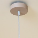 Lampa wisząca Bento 1xE27 w kolorze kaszmiru z okrągłym, matowym mocowaniem sufitowym. Widoczny przezroczysty kabel prowadzący w dół, montowany na tle jasnej ściany. Idealna do nowoczesnych wnętrz.