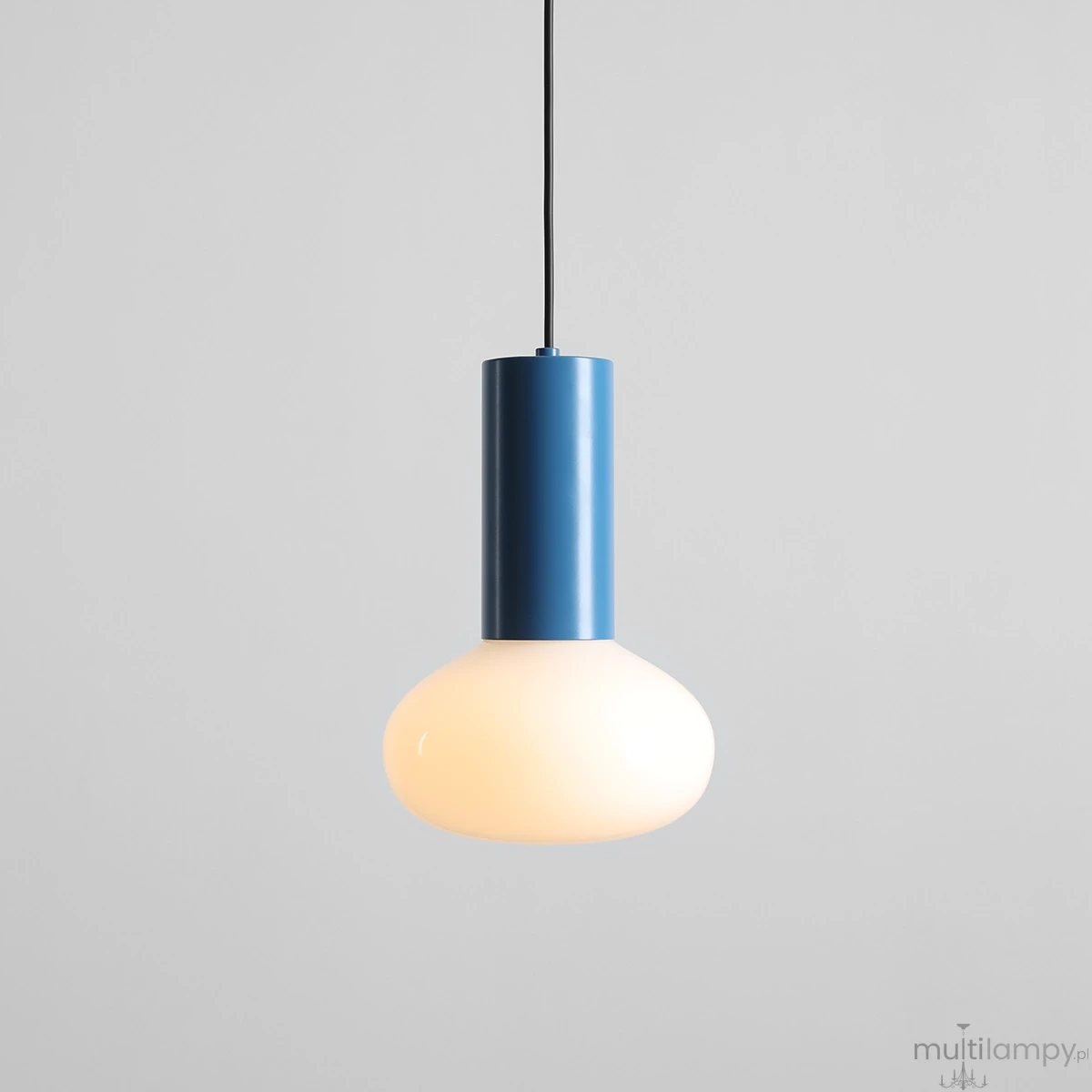 Lampa wisząca Flo Sky D19 z niebieską metalową podstawą i mlecznym, okrągłym kloszem. Ujęcie frontalne, produkt zawieszony na czarnym przewodzie, na jasnym tle. Wymiary i szczegóły konstrukcyjne nie są widoczne.