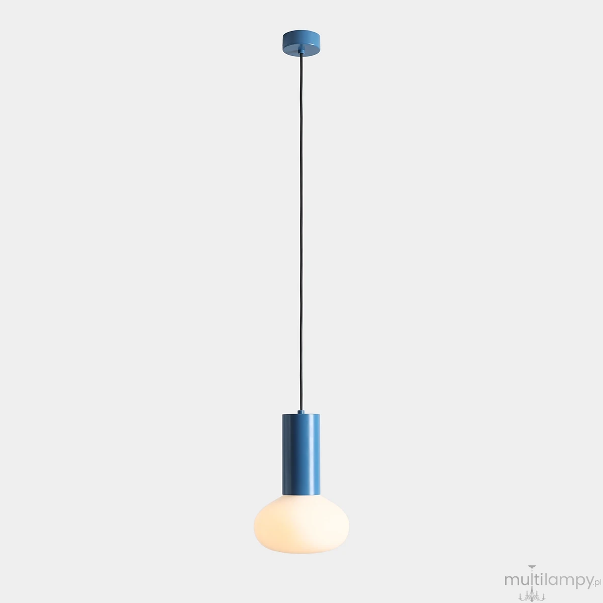 Lampa wisząca Flo Sky D19 z jedną oprawą E14, z niebieską metalową podstawą i okrągłym, mlecznym kloszem. Zawieszona na czarnym kablu, w pozycji wiszącej, na jednolitym tle.