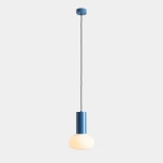 Lampa wisząca Flo Sky D19 z jedną oprawą E14, z niebieską metalową podstawą i okrągłym, mlecznym kloszem. Zawieszona na czarnym kablu, w pozycji wiszącej, na jednolitym tle.