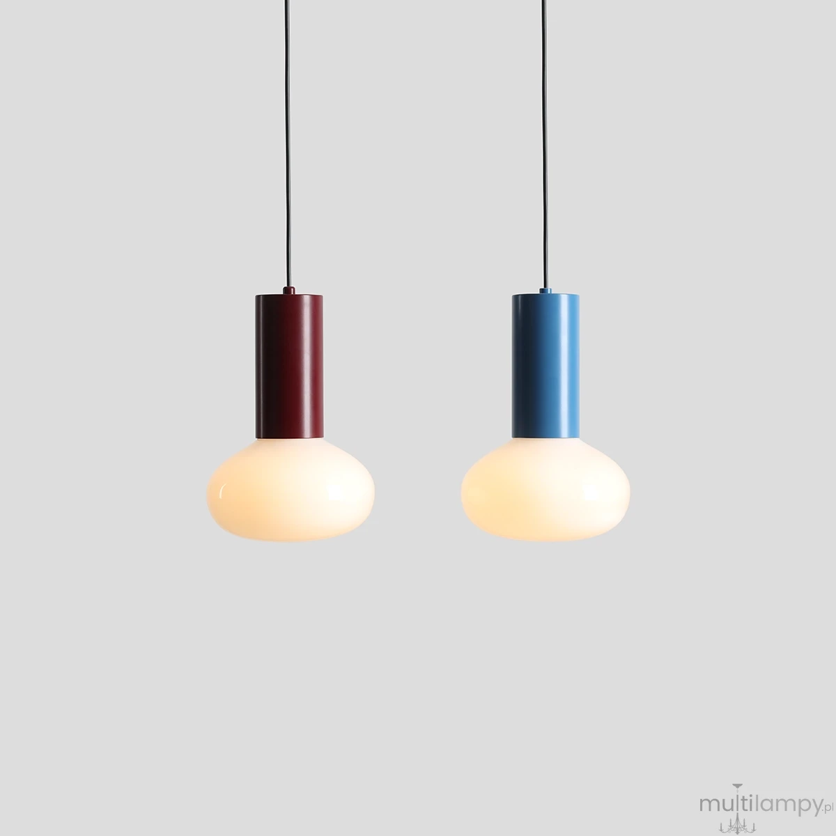 Lampa wisząca Flo Sky D19, w kolorze burgundowym i niebieskim, z białym, szklanym kloszem w kształcie kulistym. Produkt zawieszony na czarnym przewodzie, na jednolitym tle. Idealna do nowoczesnych wnętrz.