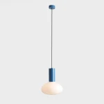 Lampa wisząca Flo Sky D26 z oprawą w kolorze niebieskim i białym kloszem w kształcie kuli. Montowana na długim, czarnym przewodzie. Przeznaczona do żarówki E14, wisząca w centralnym ujęciu na jasnym tle.