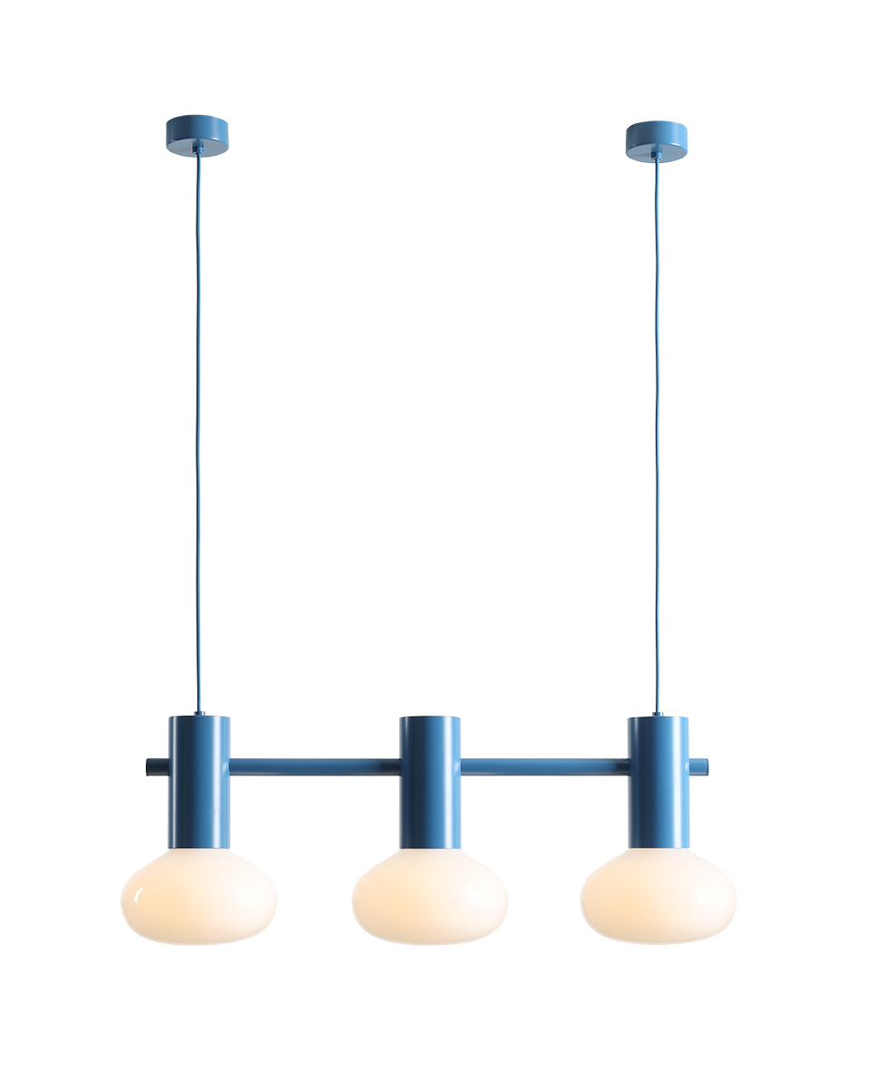 Lampa wisząca Flo Sky 3xE14 w kolorze niebieskim, z trzema okrągłymi kloszami z białego szkła. Produkt zawieszony na długich linkach, z okrągłym, również niebieskim, mocowaniem sufitowym.
