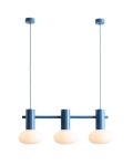 Lampa wisząca Flo Sky 3xE14 w kolorze niebieskim, z trzema okrągłymi kloszami z białego szkła. Produkt zawieszony na długich linkach, z okrągłym, również niebieskim, mocowaniem sufitowym.