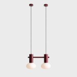Lampa wisząca Flo Ruby z dwoma okrągłymi kloszami w kolorze białym, zamocowana na czerwono-różowej podstawie. Uchwyt w formie prostokąta z dwoma metalowymi elementami, zawieszona na dwóch czarnych przewodach. Tło jasnoszare.