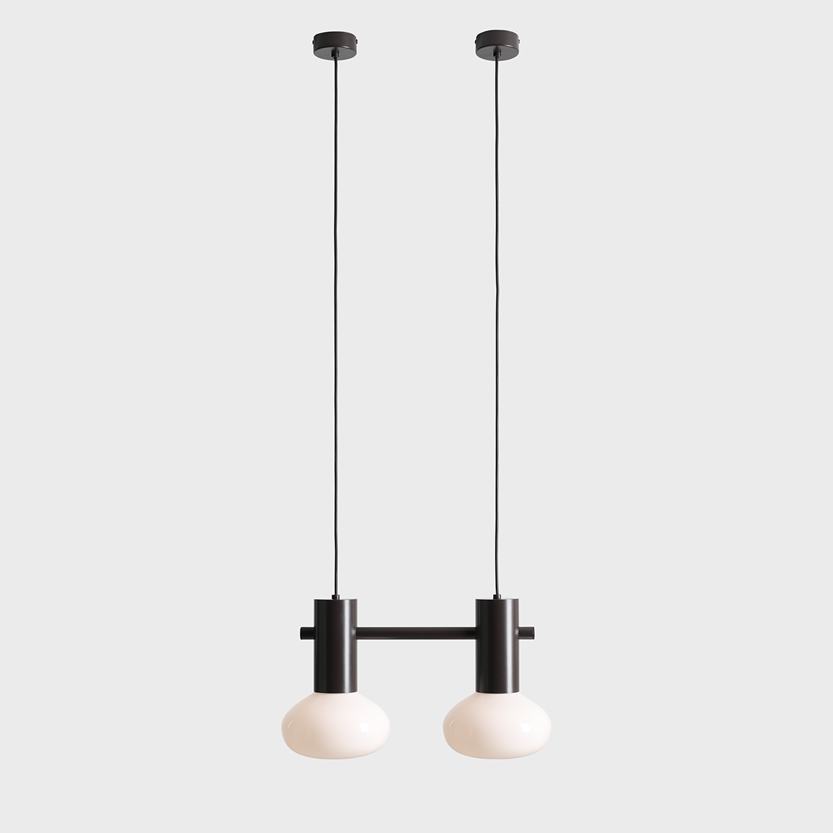 Lampa wisząca Flo Mokka z dwoma oprawami E14, w kolorze czarnym, z długimi przewodami. Okrągłe klosze z białego szkła, zawieszone na metalowej konstrukcji, w minimalistycznym stylu. Idealna do nowoczesnych wnętrz.