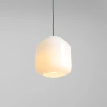 Lampa wisząca Flask Sage D18 w kolorze szałwii z kloszem w kształcie zaokrąglonego prostokąta. Zawieszona na cienkim, zielonym przewodzie. Emituje miękkie, ciepłe światło, idealna do nowoczesnych wnętrz.