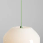 Lampa wisząca Flask Sage D18 z kloszem w kolorze białym i zielonym zawieszeniem. Kształt klosza jest zaokrąglony, z delikatnym wykończeniem. Produkt montowany na suficie, idealny do nowoczesnych wnętrz.