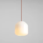 Lampa wisząca Flask Terra D18 z białym, półprzezroczystym kloszem w kształcie owalnym. Zawieszona na czerwonym przewodzie, idealna do nowoczesnych wnętrz. Wymaga żarówki E14. Tło szare, minimalistyczne.