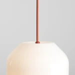 Lampa wisząca Flask Terra D18 z kloszem w odcieniu białym, wykonana z materiału o gładkiej fakturze. Posiada ceglastą, metalową oprawę oraz cienki, prosty przewód, zawieszoną w pozycji pionowej. Idealna do nowoczesnych wnętrz.