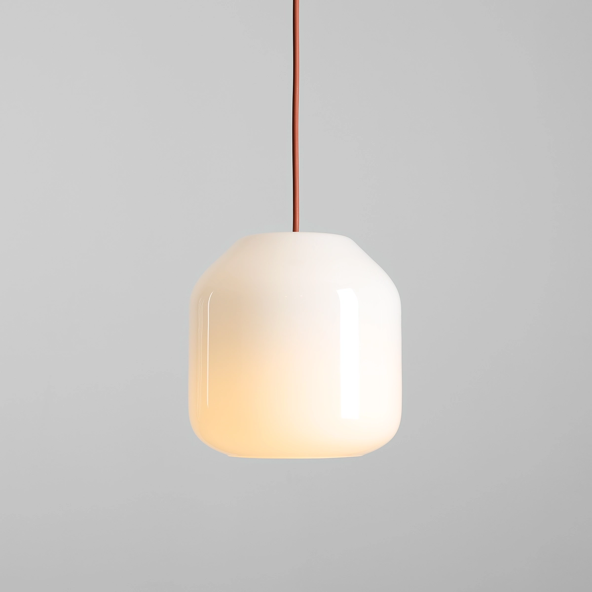 Lampa wisząca Flask Terra D18 z kloszem w kształcie cylindrycznym, wykonanym z białego szkła. Zawieszona na brązowym przewodzie. Wymiary klosza sugerują elegancki wygląd, idealna do nowoczesnych wnętrz.