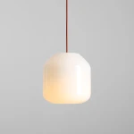 Lampa wisząca Flask Terra D18 z kloszem w kształcie cylindrycznym, wykonanym z białego szkła. Zawieszona na brązowym przewodzie. Wymiary klosza sugerują elegancki wygląd, idealna do nowoczesnych wnętrz.