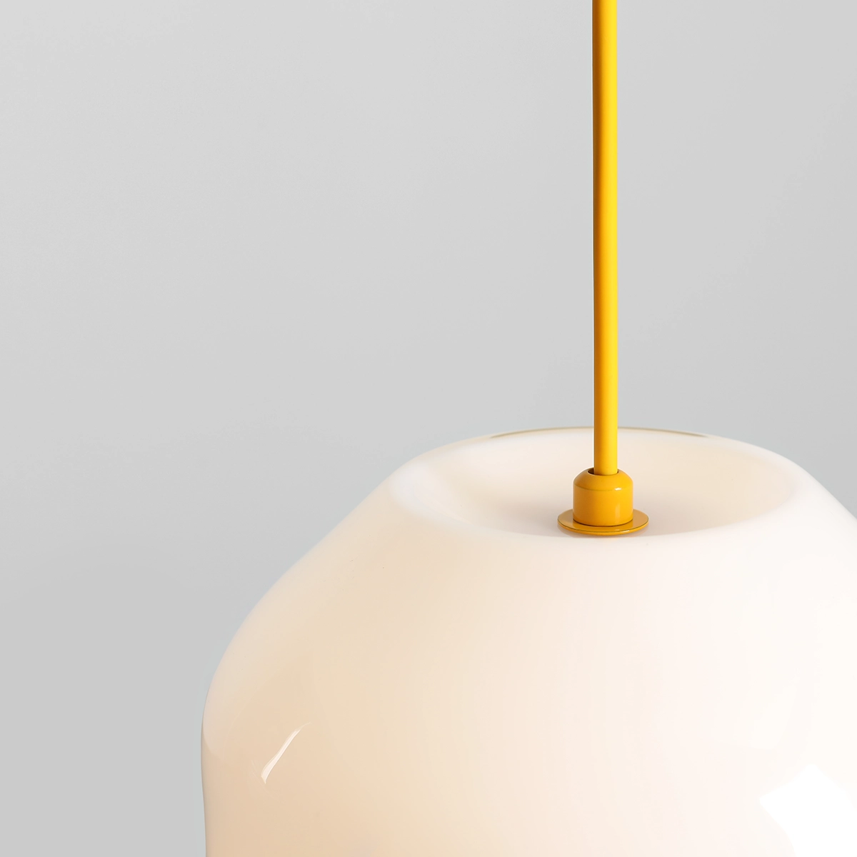 Lampa wisząca Flask Mimosa D18 z jednym gniazdem E14, w kolorze żółtym. Widoczna zaokrąglona, błyszcząca osłona oraz żółty kabel, zawieszona na jednolitym tle.