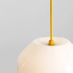 Lampa wisząca Flask Mimosa D18 z jednym gniazdem E14, w kolorze żółtym. Widoczna zaokrąglona, błyszcząca osłona oraz żółty kabel, zawieszona na jednolitym tle.