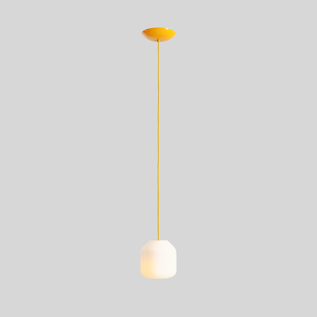 Lampa wisząca Flask Mimosa D18 w kolorze żółtym, z jednym gniazdem E14. Stojący klosz w kształcie lekko zaokrąglonego sześcianu, zawieszony na długim, żółtym przewodzie. Proste tło szare.