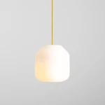 Lampa wisząca Flask Mimosa D18 z białym kloszem w kształcie stożka, zawieszona na żółtym przewodzie. Klosz wykonany z matowego materiału, emituje ciepłe światło. Ujęcie frontalne, na jednolitym szarym tle.