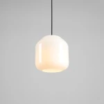 Lampa wisząca Flask Orchid D18 z oprawą w kształcie szklanej, białej lampy z czarnym przewodem. Gładka, zaokrąglona forma, zawieszona na prostym, czarnym kabelku, wyróżnia się minimalistycznym designem.