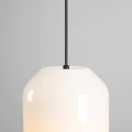 Lampa wisząca Flask Orchid D18 z kloszem w kształcie jajka, wykonanym z białego szkła, zawieszona na cienkim, czarnym przewodzie. Widoczny detal mocowania u góry. Klosz ma gładką, błyszczącą powierzchnię. Tło szare.